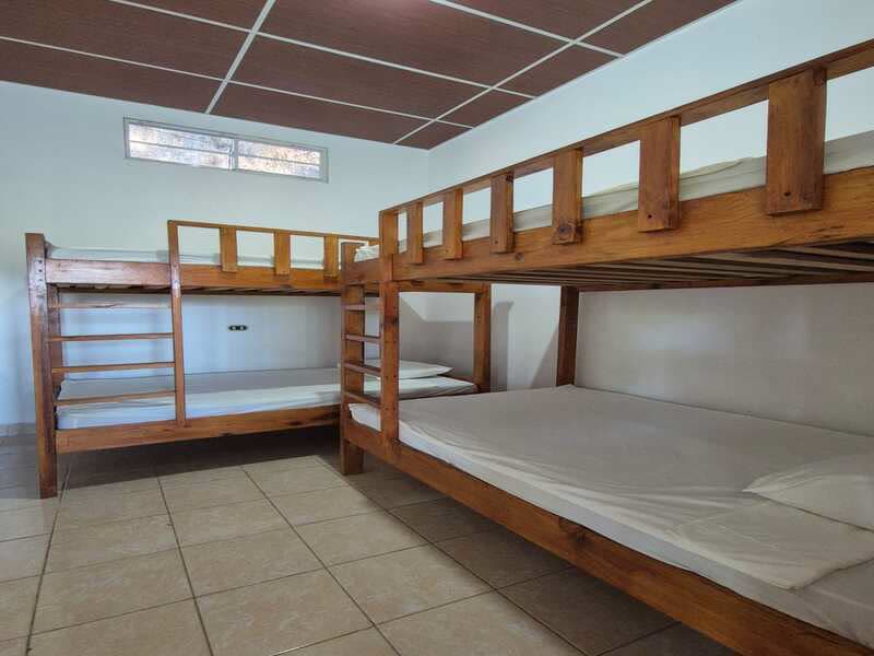 Interior de cabaña con literas de madera